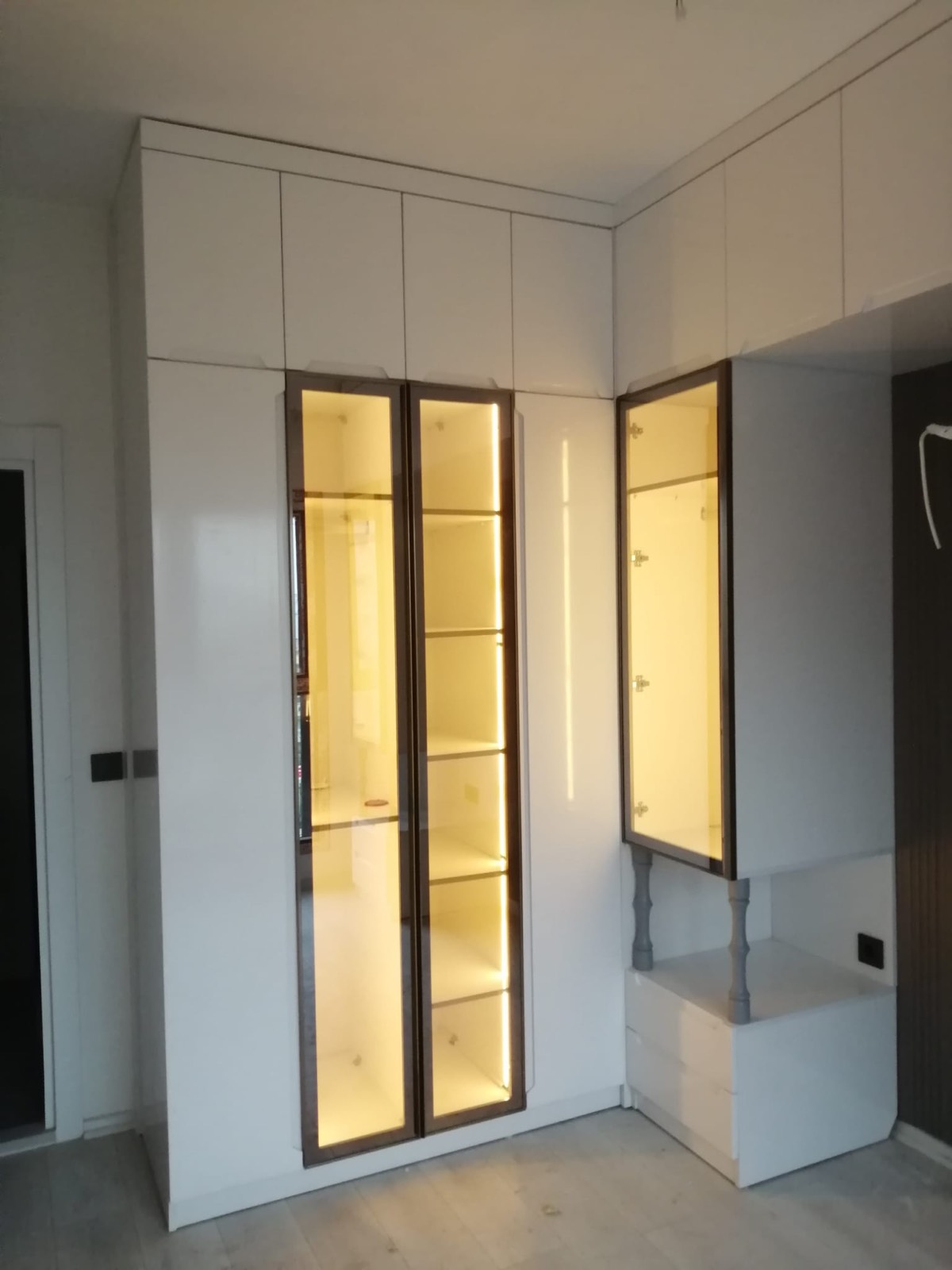 Bronz camlı, LED aydınlatmalı ışıklı vitrin gardırop