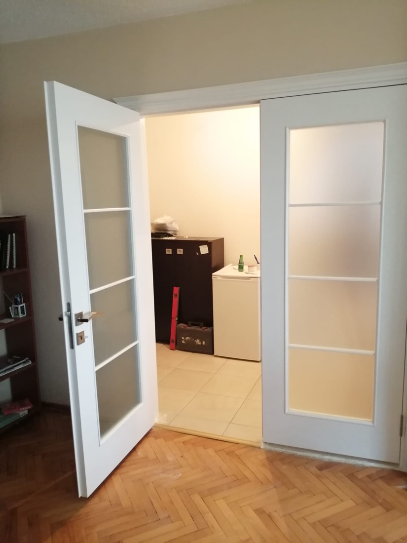 Camlı çift kanat iç kapı, açık hâlde