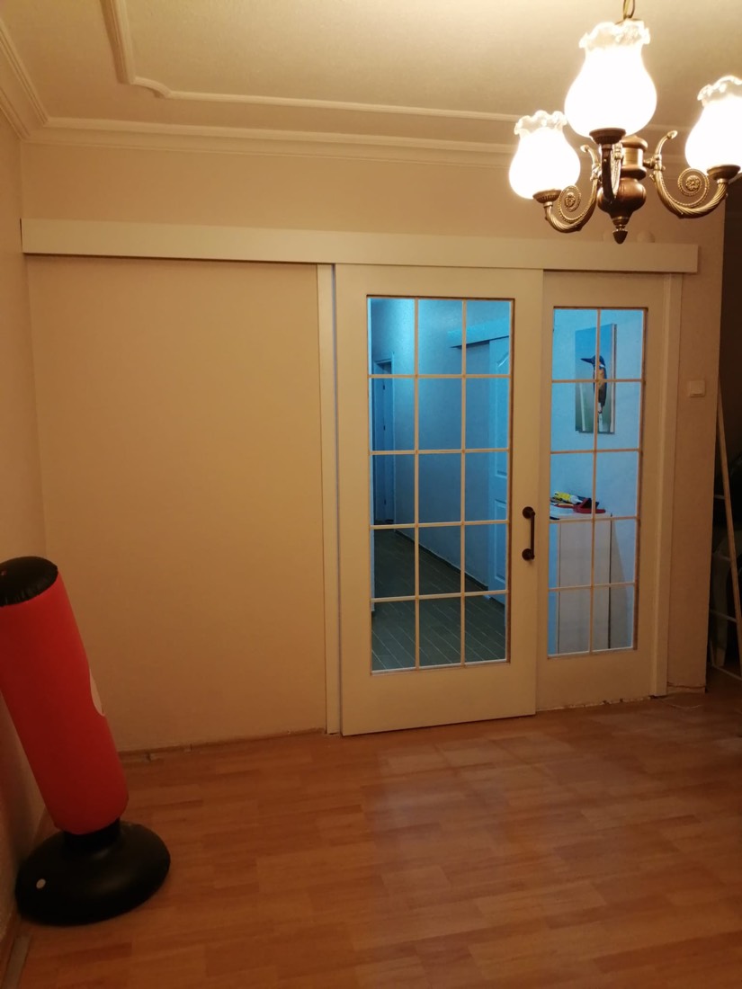 Camlı sürgülü ara kapı, salon ve mutfak arası