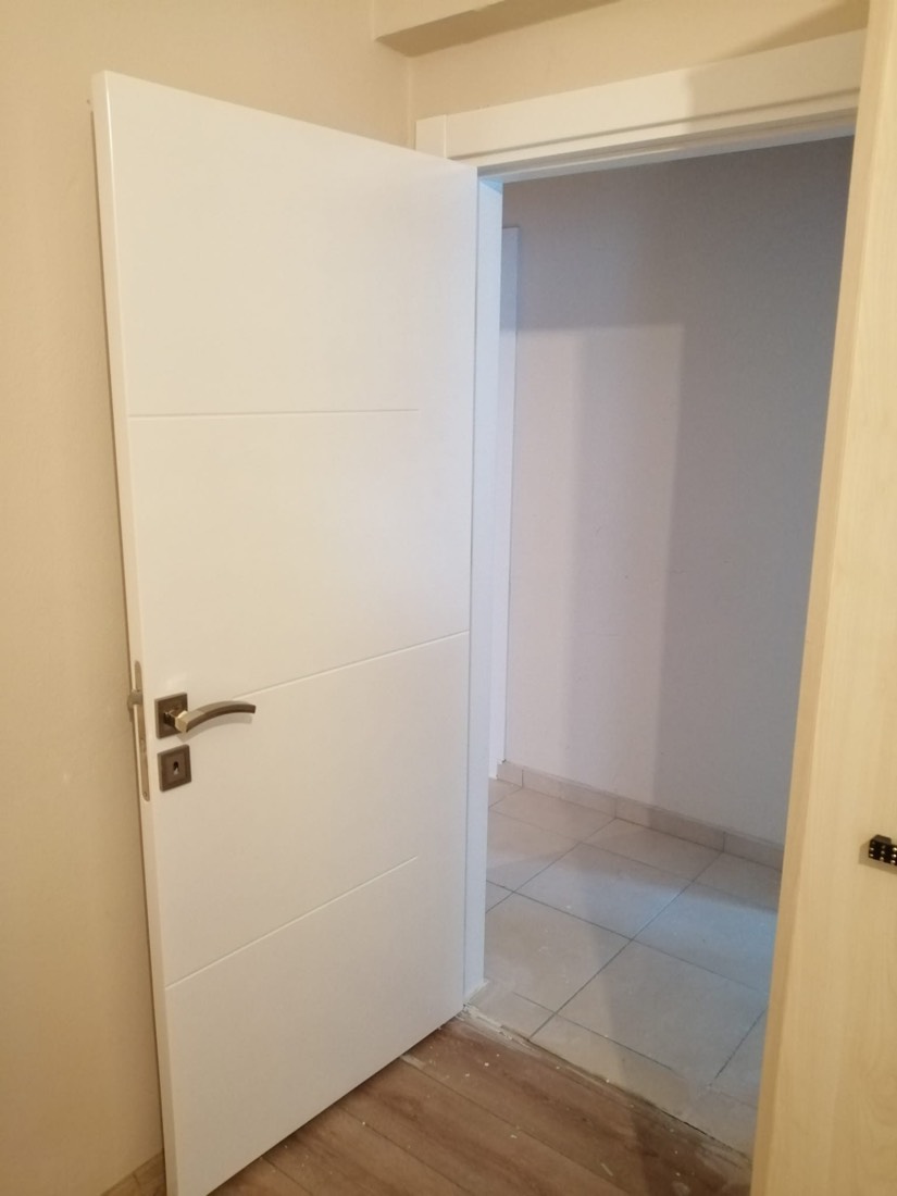 Modern yatay çizgili beyaz iç kapı