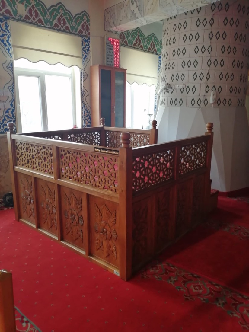 El oyması çiçek motifli mahfil paneli