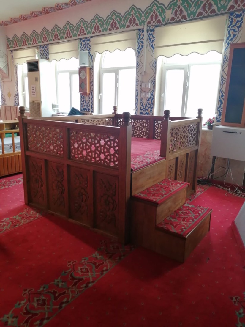 Basamaklı ahşap mahfil
