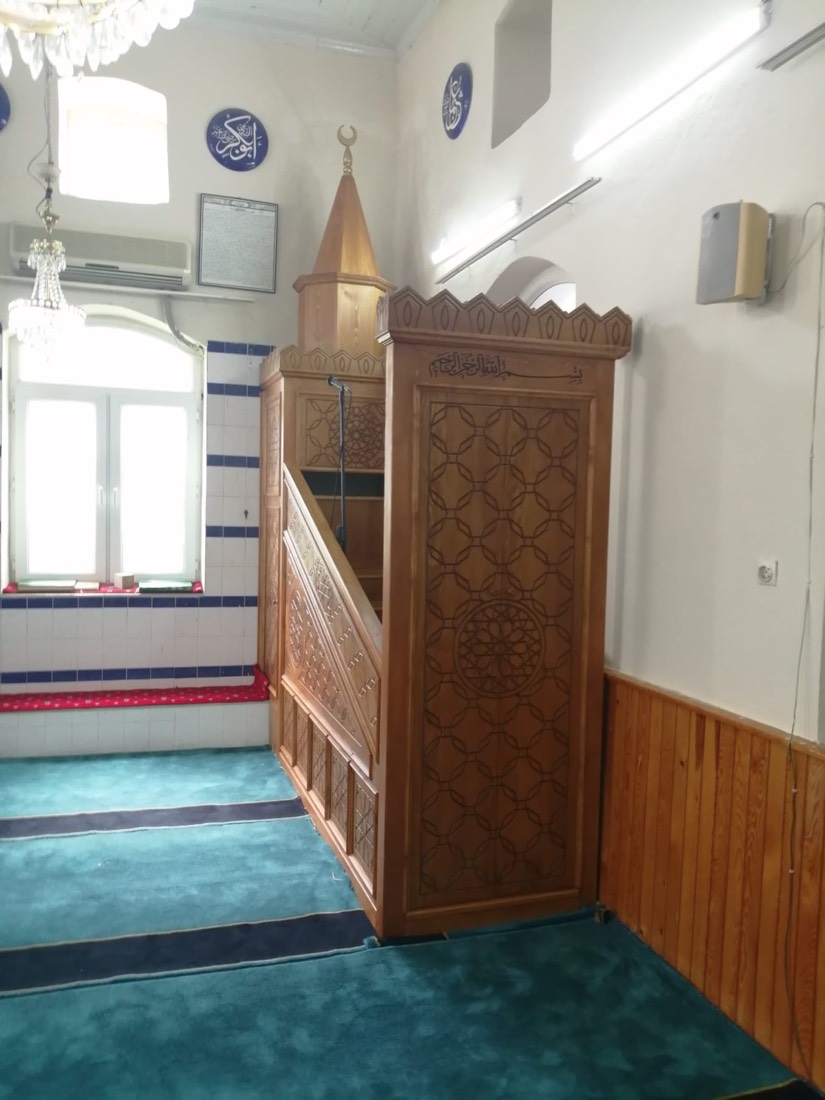 Hilal alemli, oyma korkuluklu ahşap minber