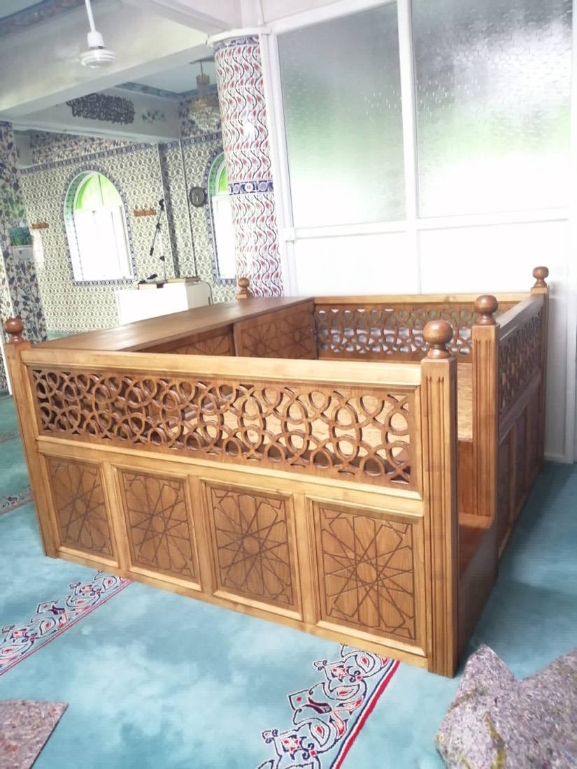 Selçuklu geçme motifli ahşap müezzin mahfili