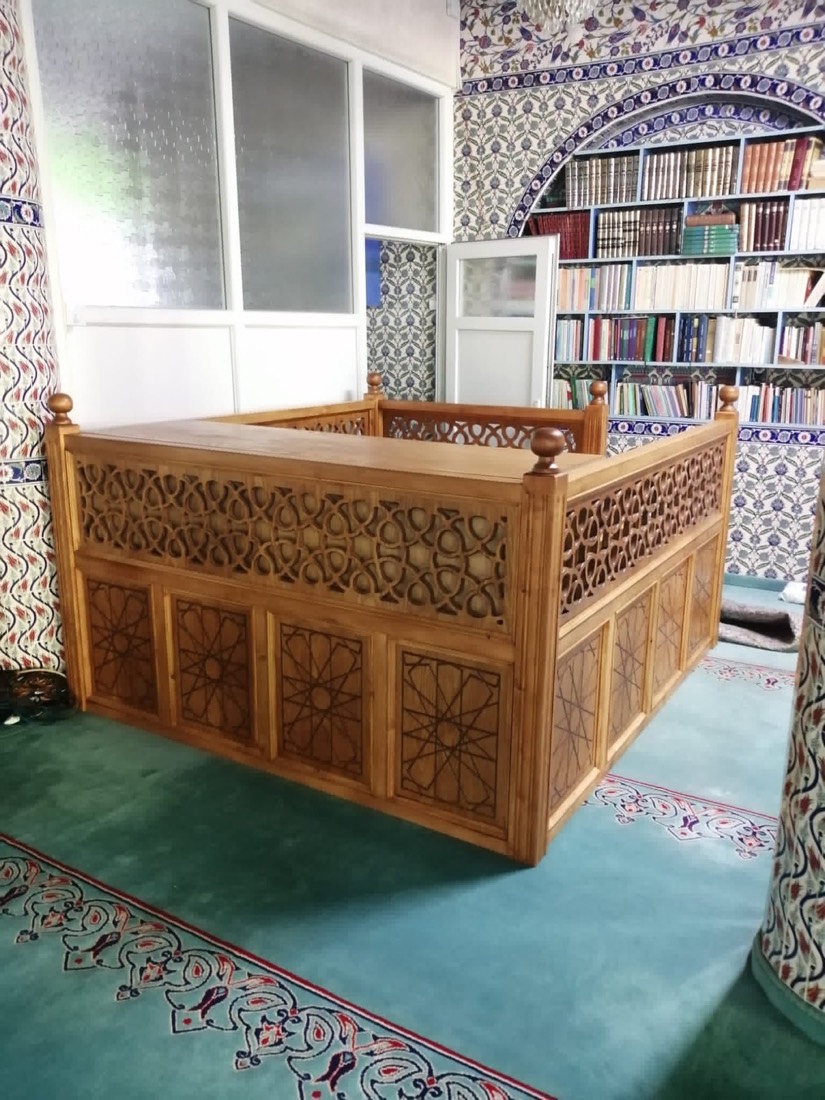 Geniş açıklıklı oyma korkuluklu müezzin mahfili