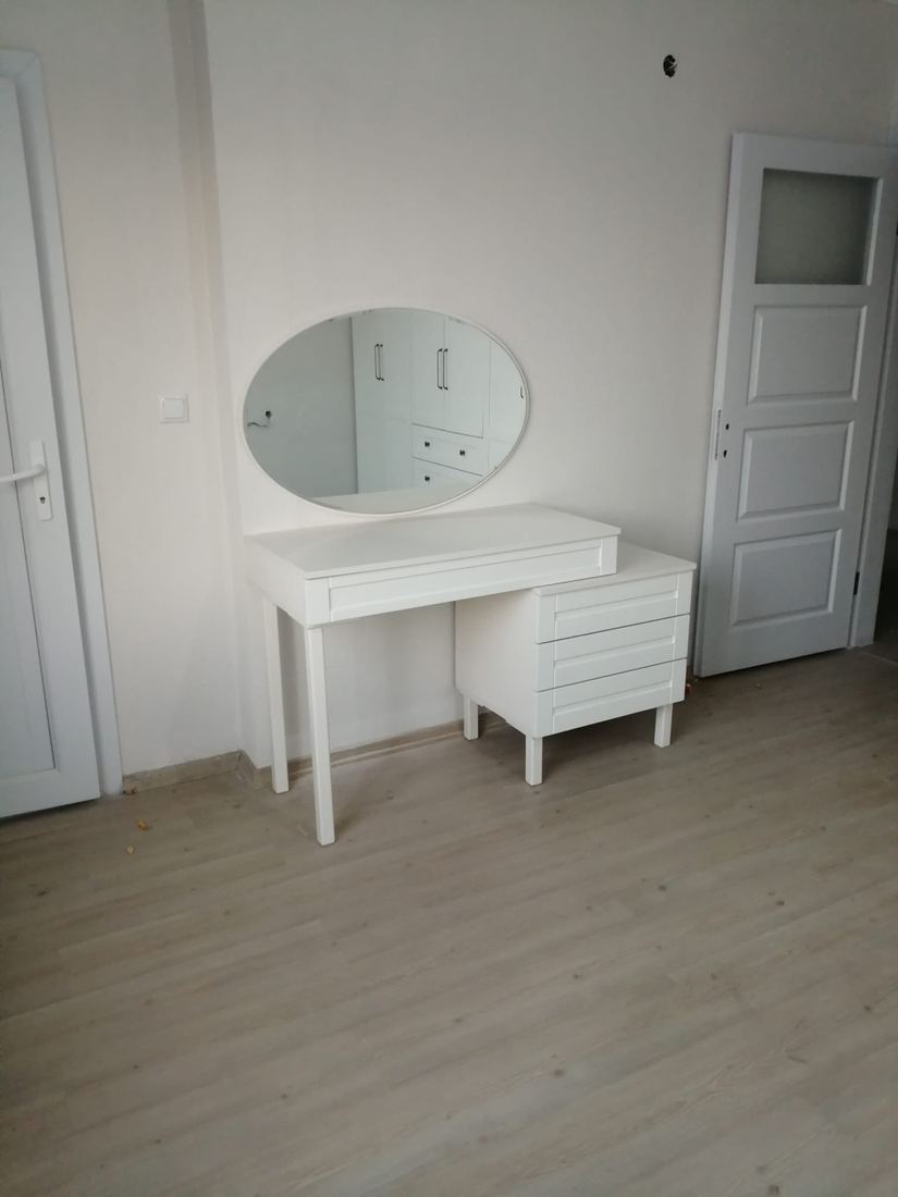 Oval aynalı şifonyer ve makyaj masası