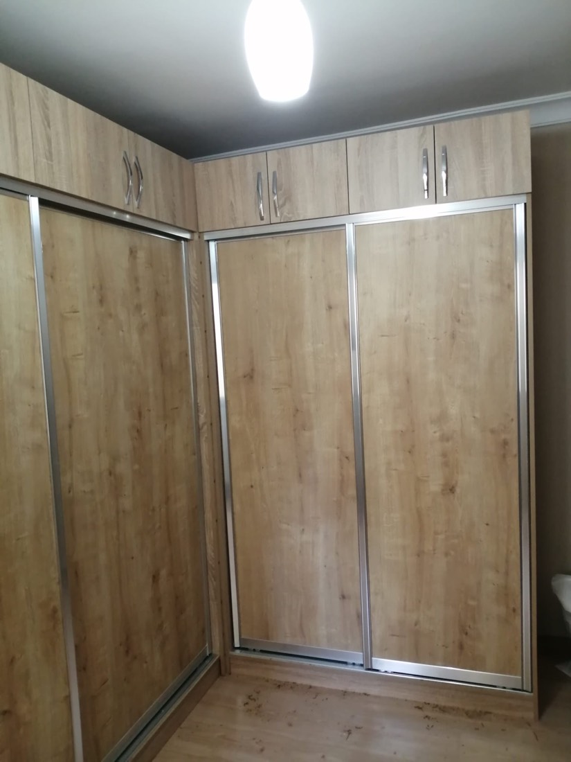 Ahşap desenli sürgülü gardırop ve üst modül