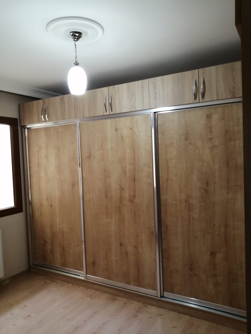 Ahşap desenli sürgülü gardırop, alüminyum raylı