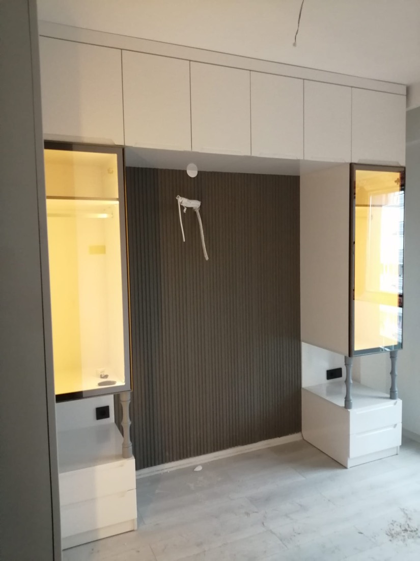 Işıklı vitrinli yatak odası dolabı